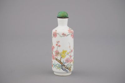 Tabatière fine en porcelaine de Chine, famille rose