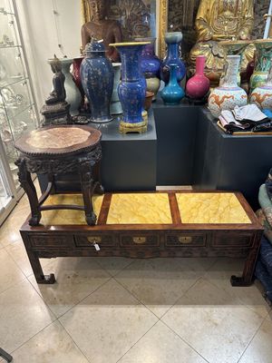 Table basse et un socle en bois sculpté aux plateaux en marbre, Chine, 19ème — photo 1