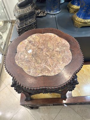 Table basse et un socle en bois sculpté aux plateaux en marbre, Chine, 19ème — photo 2