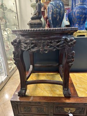 Table basse et un socle en bois sculpté aux plateaux en marbre, Chine, 19ème — photo 3