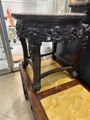 Table basse et un socle en bois sculpté aux plateaux en marbre, Chine, 19ème — photo 4