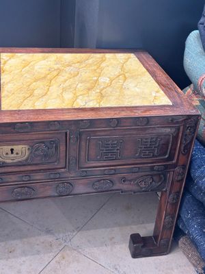 Table basse et un socle en bois sculpté aux plateaux en marbre, Chine, 19ème — photo 7