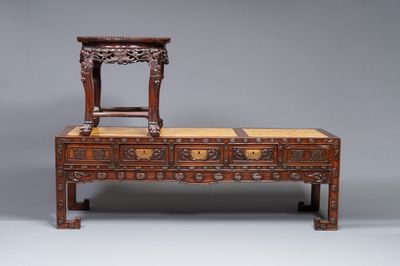 Table basse et un socle en bois sculpté aux plateaux en marbre, Chine, 19ème