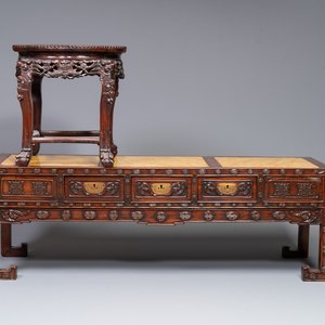 Table basse et un socle en bois sculpté aux plateaux en marbre, Chine, 19ème — photo 1