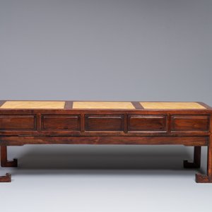 Table basse et un socle en bois sculpté aux plateaux en marbre, Chine, 19ème — photo 5