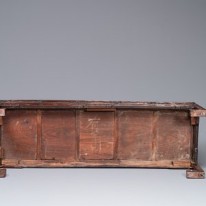 Table basse et un socle en bois sculpté aux plateaux en marbre, Chine, 19ème — photo 7