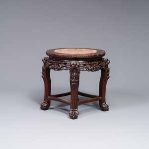 Table basse et un socle en bois sculpté aux plateaux en marbre, Chine, 19ème — photo 8