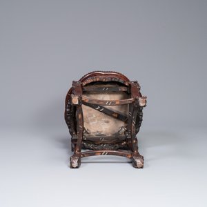 Table basse et un socle en bois sculpté aux plateaux en marbre, Chine, 19ème — photo 10