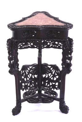 Table chinoise triangulaire à vase en bois sculpté et marbre