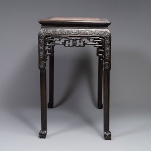 Table en bois sculpté à plateau en marbre rose, Chine, 19ème (Lindsay Burns, 4/8/20) — photo 3