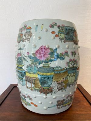 Tabouret en porcelaine de Chine qianjiang cai à décor d'antiquités dans le style de Xu Pinheng 許品衡, 19ème — photo 1