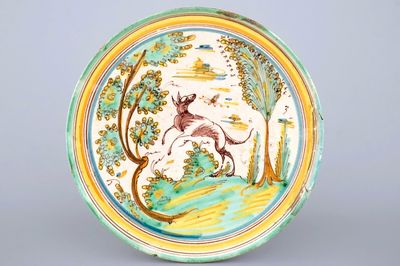 Een tazza in majolica uit Talavera met een hond, 17e eeuw, Spanje