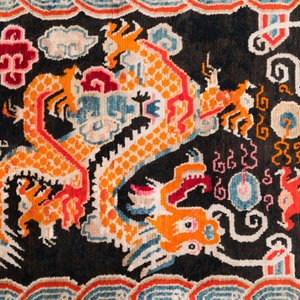 Tapis à décor de deux dragons chassant la perle, Tibet, 19ème — photo 3