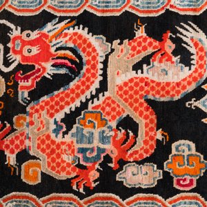Tapis à décor de deux dragons chassant la perle, Tibet, 19ème — photo 4