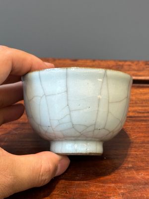 Tasse à thé en porcelaine de Chine de type ge à émail craquelé, 19ème — photo 2