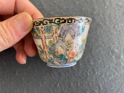 Tasse à vin en émaux de Canton à décor d'Européens, Chine, Yongzheng — photo 3