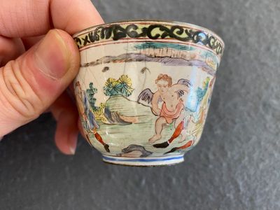 Tasse à vin en émaux de Canton à décor d'Européens, Chine, Yongzheng — photo 5