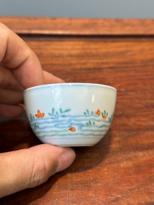 Tasse en porcelaine de Chine doucai à décor de poissons rouges, marque Cai Hua Tang Zhi 彩華堂製, 18ème — photo 1