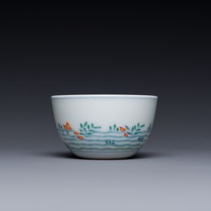 Tasse en porcelaine de Chine doucai à décor de poissons rouges, marque Cai Hua Tang Zhi 彩華堂製, 18ème — photo 3