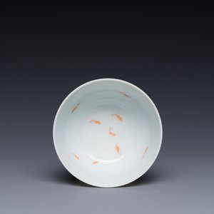 Tasse en porcelaine de Chine doucai à décor de poissons rouges, marque Cai Hua Tang Zhi 彩華堂製, 18ème — photo 6