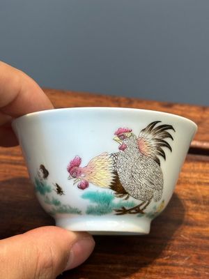 Tasse en porcelaine de Chine famille rose à décor de coq, marque de Yongzheng, 18/19ème — photo 1