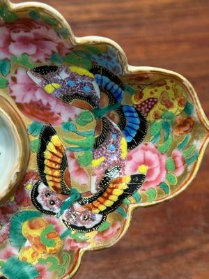 Tasse et son support en porcelaine de Chine famille rose de Canton à décor doré de fleurs et papillons, 19ème — photo 11