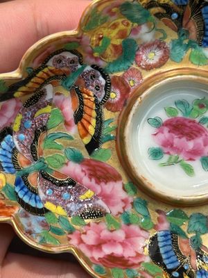 Tasse et son support en porcelaine de Chine famille rose de Canton à décor doré de fleurs et papillons, 19ème — photo 12
