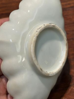 Tasse et son support en porcelaine de Chine famille rose de Canton à décor doré de fleurs et papillons, 19ème — photo 14