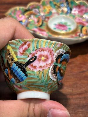 Tasse et son support en porcelaine de Chine famille rose de Canton à décor doré de fleurs et papillons, 19ème — photo 5