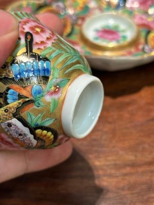 Tasse et son support en porcelaine de Chine famille rose de Canton à décor doré de fleurs et papillons, 19ème — photo 7