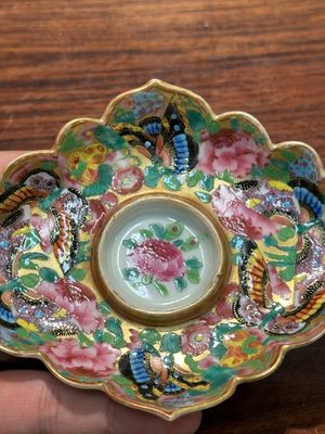 Tasse et son support en porcelaine de Chine famille rose de Canton à décor doré de fleurs et papillons, 19ème — photo 10