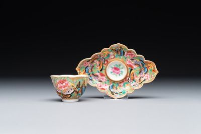 Tasse et son support en porcelaine de Chine famille rose de Canton à décor doré de fleurs et papillons, 19ème