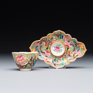 Tasse et son support en porcelaine de Chine famille rose de Canton à décor doré de fleurs et papillons, 19ème — photo 1