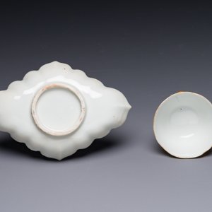 Tasse et son support en porcelaine de Chine famille rose de Canton à décor doré de fleurs et papillons, 19ème — photo 5