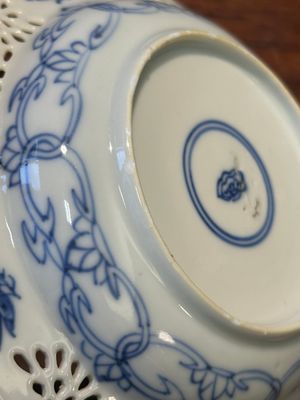 Tasse et soucoupe ajourées et à double parois en porcelaine de Chine en bleu et blanc, Kangxi — photo 16