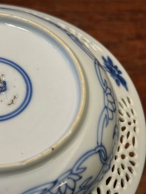 Tasse et soucoupe ajourées et à double parois en porcelaine de Chine en bleu et blanc, Kangxi — photo 17