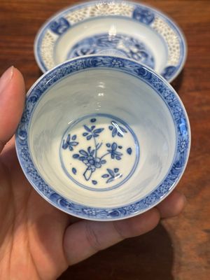 Tasse et soucoupe ajourées et à double parois en porcelaine de Chine en bleu et blanc, Kangxi — photo 2