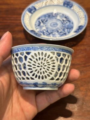 Tasse et soucoupe ajourées et à double parois en porcelaine de Chine en bleu et blanc, Kangxi — photo 4
