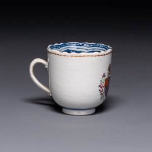 Tasse et soucoupe armoriées en porcelaine de Chine famille rose, Qianlong — photo 3