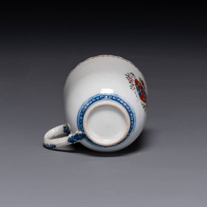Tasse et soucoupe armoriées en porcelaine de Chine famille rose, Qianlong — photo 5