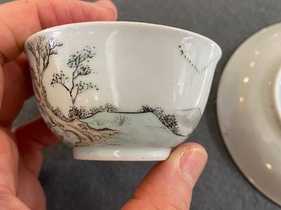 Tasse et soucoupe en porcelaine de Chine à décor de Lan Caihe en grisaille, Yongzheng — photo 5