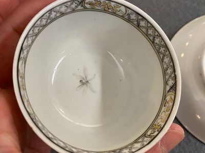 Tasse et soucoupe en porcelaine de Chine à décor de Lan Caihe en grisaille, Yongzheng — photo 6