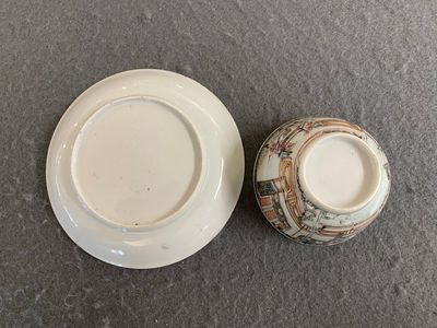 Tasse et soucoupe en porcelaine de Chine famille rose à décor de joueurs de go, Yongzheng — photo 2