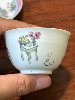 Tasse et soucoupe en porcelaine de Chine famille rose à décor d'une dame avec un garçon, Yongzheng — photo 3