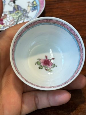 Tasse et soucoupe en porcelaine de Chine famille rose à décor d'une dame avec un garçon, Yongzheng — photo 5