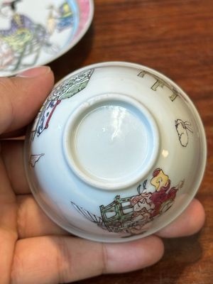 Tasse et soucoupe en porcelaine de Chine famille rose à décor d'une dame avec un garçon, Yongzheng — photo 6