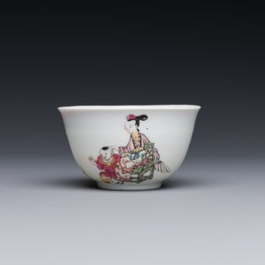 Tasse et soucoupe en porcelaine de Chine famille rose à décor d'une dame avec un garçon, Yongzheng — photo 4