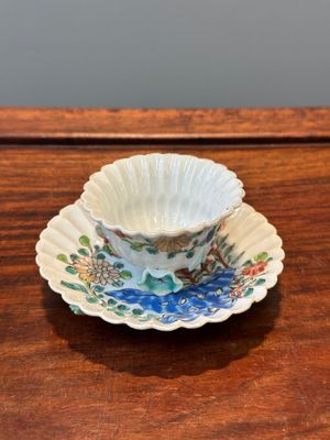 Tasse et soucoupe en porcelaine de Chine famille rose à décor en relief, Yongzheng — photo 1