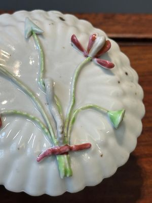 Tasse et soucoupe en porcelaine de Chine famille rose à décor en relief, Yongzheng — photo 10