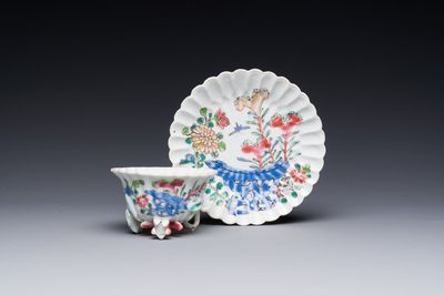 Tasse et soucoupe en porcelaine de Chine famille rose à décor en relief, Yongzheng